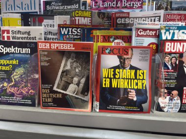 Frankfurt, Almanya - 6 Mayıs 2025: Alman dergileriyle dolu bir raf Der Spiegel 'in Das deutsche Tabu ve Wie Stark ist er Wirklich ile birlikte Friedrich Merz hakkında yan yana sergilenen