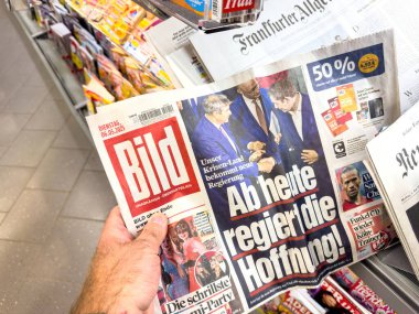 Frankfurt, Almanya - 6 Mayıs 2025: Bild gazetesinin ilk sayfasında Ab heute regiert die Hoffnung manşeti yer alıyor.