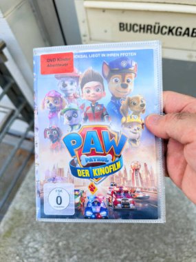 Kehl, Germamy - 14 Mayıs 2025: Arka planda Paw Patrol Der Kinofilm DVD 'si var.