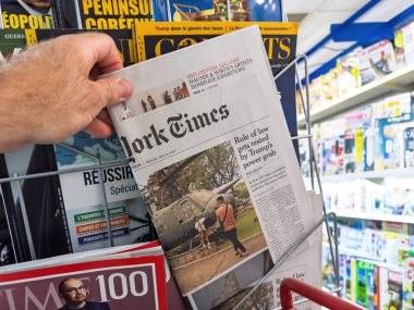 Paris, Fransa - 2 Mayıs 2025: New York Times International Edition, Trump 'ın iktidarı tarafından test edilen manşetli bir dergide yayınlandı