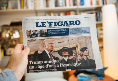 Pais, Fransa - 21 Ocak 2025: Donald Trump 'ın açılış töreninin ön sayfasında yer alan ve Trump ve ailesini gösteren Le Figaro gazetesi, Amerika için yeni bir altın çağ ilan etti..