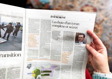 Paris, Fransa - 12 Şubat 2024: Fransız La Croix gazetesi La paraşüt d 'un tyran kompleksi ve Bashar Al-Esad hakkındaki gizli haber başlığı