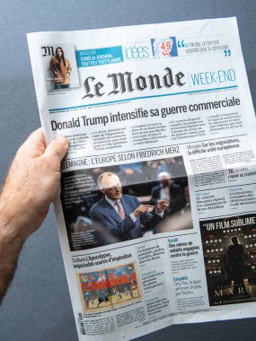 Paris, Fransa - 13 Mart 2025: Donald Trump 'ın ticaret savaşındaki artışı ve Friedrich Merz' in Avrupa liderliği konusundaki tutumuyla ilgili manşetleri içeren Le Monde gazetesinin ilk sayfası.