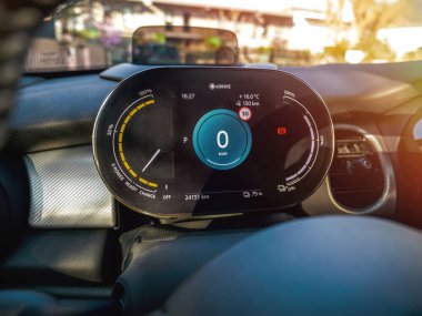 Paris, Fransa - 27 Mart 2025: MINI elektrikli aracın dijital gösterge paneli hız, pil seviyesi, kalan mesafe, yenilenme frenleme durumu ve ortam sıcaklığı gibi ayrıntılı sürüş bilgilerini gösteriyor.