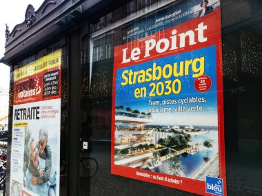 Strasbourg, Fransa - 20 Kasım 2023: Strasbourg 'daki dergi kapağında 2030 yılı için tramvaylar, bisiklet yolları ve yeşil alanlar yer alıyor.