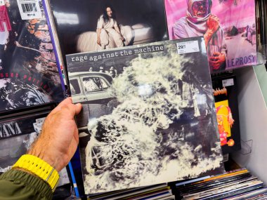 Berlin, Almanya - 18 Nisan 2025: Elle tutulan Rage Against the Machine plağı, ikonik siyah beyaz albüm kapağı sergileniyor.