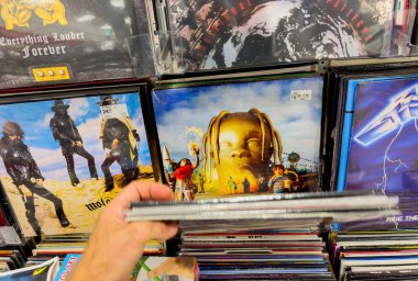 Berlin, Almanya - 18 Nisan 2025: Travis Scott Astroworld Plak Dükkanı 'nda sergilenmekte, diğer popüler albümler arasında el ele tutuştular.