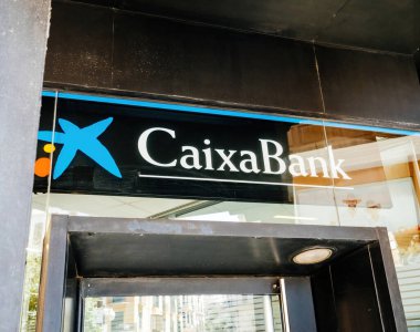 Palma, İspanya - 15 Temmuz 2025: Palma 'daki CaixaBank girişine yakın plan, logosu siyah ve cam mimarisi tarafından çerçevelenmiş ve yakınlardaki binaları yansıtıyor..