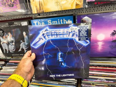 Berlin, Almanya - 3 Temmuz 2025: İnsanların suyun keyfini çıkardıkları, güneşlendikleri ve sıcak yumuşak kum kıyısında ahşap patikada yürüdükleri sakin bir yaz öğleden sonrası