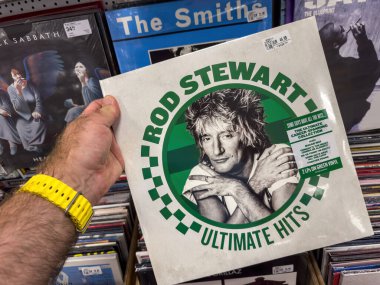 Berlin, Almanya - 3 Temmuz 2025: Rod Stewart Ultimate Hits albümü Berlin 'deki bir LP mağazasında sergilenmekte olan diğer tanınmış sanatçı kayıtları arasında ikonik kapak resmi sergilenmektedir.