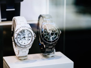 Palma, İspanya - 15 Temmuz 2025: Chanel J12 seramik seramik seramik seramik seramik içinde lüks butikte sergilenerek, kalın bir kontrast ve şık bir stil sunuyor.