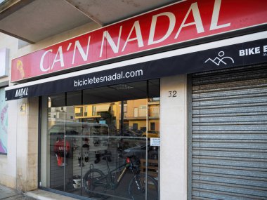 Inca, İspanya - 21 Temmuz 2025: Mallorca 'daki Ca' n Nadal bisiklet dükkanının dış görünüşü, levha, bisiklet ve aksesuarlı cam pencereler ve çevre sokak manzaraları