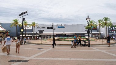 Palma, İspanya - 24 Temmuz 2025: İnsanlar IMAX sineması ile popüler bir perakende ve eğlence merkezi olan Mallorca Moda Mağazası 'nın yanında yürüyor.