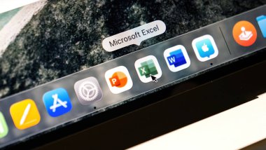 Paris, Fransa - Sep 19, 2025: Rıhtımda Microsoft Excel, Word ve PowerPoint simgelerini gösteren M4 Max Ultra çipli bir MacBook Pro 16 inçin yakın çekimi.