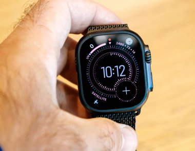 Paris, Fransa - 19 Eylül 2025: Yeni Waypoint saat yüzüyle bir Apple Watch Ultra 3 'ün yakın çekimi, gelişmiş uydu takibi ve modern tasarım.
