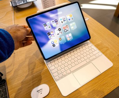 Paris, Fransa - 19 Eylül 2025: Apple iPad Pro 13 inç Apple mağazasında katlanabilir klavye çantasıyla sergileniyor parlak modern perakende ortamında ahşap bir tezgahta ev ekranı uygulamaları gösteriliyor