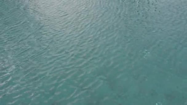Zwembad Wateroppervlak Bovenaanzicht Vanuit Hotelzwembaden Met Lichtreflecties Statische Handheld Camera — Stockvideo
