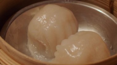 Dim Sum ya da bambu buharlı bir kutuda Çin mantısı. Bambu buğulama kabında karides veya karides köftesi. Lezzetli Çin yemeği Hong Kong 'un en sevdiği menü üzerine Çin Dim Sum. Kapat.