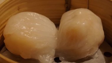 Dim Sum ya da bambu buharlı bir kutuda Çin mantısı. Bambu buğulama kabında karides veya karides köftesi. Lezzetli Çin yemeği Hong Kong 'un en sevdiği menü üzerine Çin Dim Sum. Kapat.