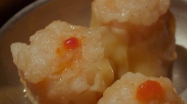 Dim Sum ya da bambu buharlı bir kutuda Çin mantısı. Bambu buğulama kabında karides veya karides köftesi. Lezzetli Çin yemeği Hong Kong 'un en sevdiği menü üzerine Çin Dim Sum. Kapat.