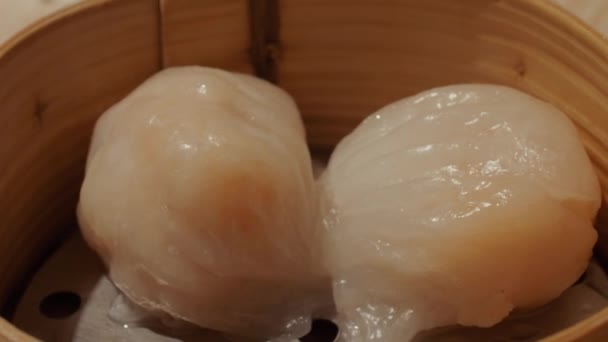 Dim Sum Κινέζικα Ζυμαρικά Ένα Κουτί Από Μπαμπού Ατμόπλοιο Γαρίδες — Αρχείο Βίντεο