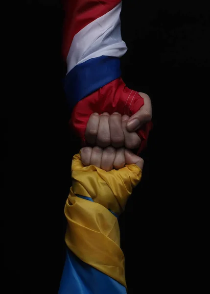 Russische Flagge Und Ukrainische Flagge Auf Schwarzem Hintergrund Russische Flagge — Stockfoto