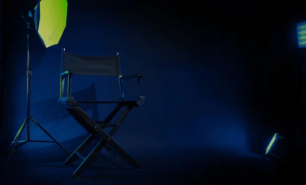 映画のライトボックスの看板とディレクターの椅子それにディレクターのテキストとクラッパーボードメガホンと黒の背景スタジオ 映画業界で使用されるビデオ制作や撮影セットの監督席 本物の3D — ストック写真