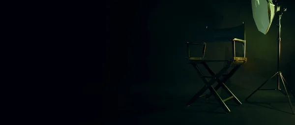 导演椅子上有电影灯箱标志 上面有导演的文字和拍板扩音器和黑色背景工作室 电影制作或电影摄制的导演座位 真的没有3D — 图库照片