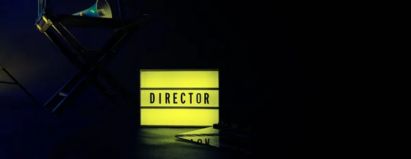 Director Silla Con Cine Lightbox Signo Director Texto Clapperboard Megáfono — Foto de Stock