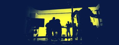 Film çekim ve ışıklandırma seti çekim sahnelerinin arkasında hangi film ekibinin silüet ve profesyonel ekipmanlarla çalıştığı video çevrimiçi video için stüdyoda. video üretimi