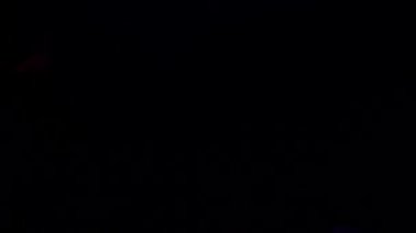 Ultrasonik Aroma Yayıcı 'dan duman ve siyah arkaplanda renkli ışık. Renkli Buhar karanlıkta hareket ediyor. Siyah üzerine kırmızı mavi ışıkta gerçek yapay duman. Siber punk 'ın ruh halini ve ses tonunu temsil et