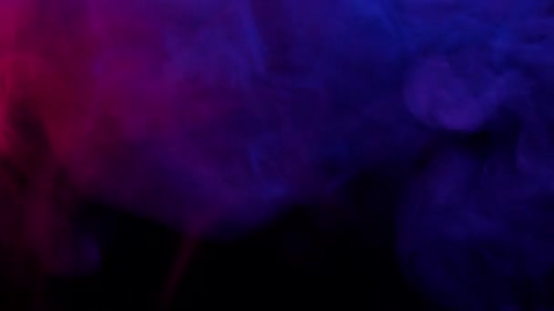 Rauch Aus Ultraschall Aromadiffusor Und Buntes Licht Auf Schwarzem Hintergrund — Stockvideo