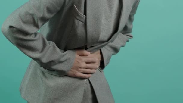 患有月经期疼痛伤害的女商人穿着西服的女人下班后会感到疼痛 办公室综合症 卫生保健概念 带着丧礼痛苦的女商人 肚子痛 — 图库视频影像