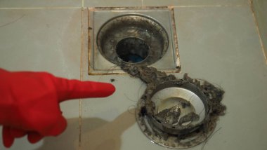 Kanalizasyon temizliği. Tıkanmış ve kirli kanalizasyon boruları boşaltılıyor. Saçları ve birikmiş tıkanmış yağlarla dolu. Banyodaki kanalizasyon sistemini tamir et. Temiz yıkama ve tıkanıklık giderlerini onarmak.