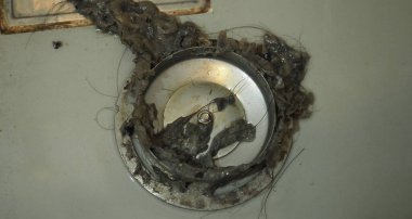 Kanalizasyon temizliği. Tıkanmış ve kirli kanalizasyon boruları boşaltılıyor. Saçları ve birikmiş tıkanmış yağlarla dolu. Banyodaki kanalizasyon sistemini tamir et. Temiz yıkama ve tıkanıklık giderlerini onarmak.