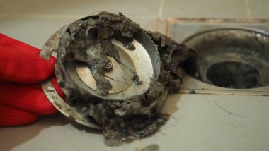 Kanalizasyon temizliği. Tıkanmış ve kirli kanalizasyon boruları boşaltılıyor. Saçları ve birikmiş tıkanmış yağlarla dolu. Banyodaki kanalizasyon sistemini tamir et. Temiz yıkama ve tıkanıklık giderlerini onarmak.