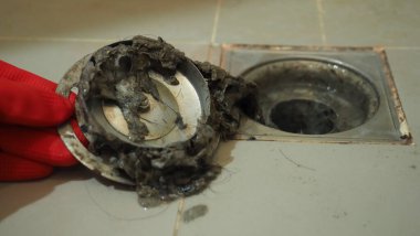 Kanalizasyon temizliği. Tıkanmış ve kirli kanalizasyon boruları boşaltılıyor. Saçları ve birikmiş tıkanmış yağlarla dolu. Banyodaki kanalizasyon sistemini tamir et. Temiz yıkama ve tıkanıklık giderlerini onarmak.