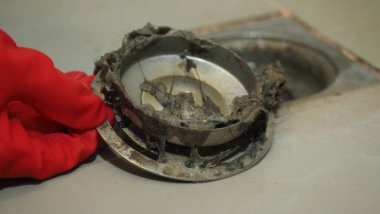 Kanalizasyon temizliği. Tıkanmış ve kirli kanalizasyon boruları boşaltılıyor. Saçları ve birikmiş tıkanmış yağlarla dolu. Banyodaki kanalizasyon sistemini tamir et. Temiz yıkama ve tıkanıklık giderlerini onarmak.