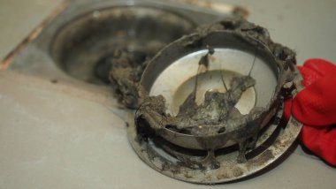 Kanalizasyon temizliği. Tıkanmış ve kirli kanalizasyon boruları boşaltılıyor. Saçları ve birikmiş tıkanmış yağlarla dolu. Banyodaki kanalizasyon sistemini tamir et. Temiz yıkama ve tıkanıklık giderlerini onarmak.