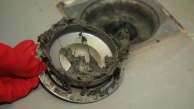 Kanalizasyon temizliği. Tıkanmış ve kirli kanalizasyon boruları boşaltılıyor. Saçları ve birikmiş tıkanmış yağlarla dolu. Banyodaki kanalizasyon sistemini tamir et. Temiz yıkama ve tıkanıklık giderlerini onarmak.