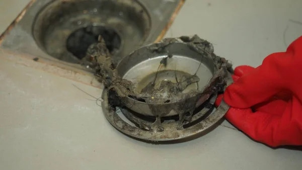 세탁소 막히고 더러운 하수관 바닥의 배수구 머리카락 기름이 화장실의 하수구를 스톡 이미지
