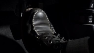 Hızlan ve fren yap. İleriye gitmek için bir arabanın ayak pedalına bas. Hızlandırıcı ve fren pedalı. Sürücü, arabanın gaz pedallarına basarak arabayı sürüyor. içinde araç otomobili