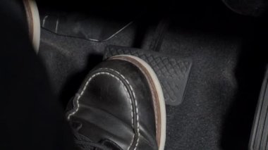 Hızlan ve fren yap. İleriye gitmek için bir arabanın ayak pedalına bas. Hızlandırıcı ve fren pedalı. Sürücü, arabanın gaz pedallarına basarak arabayı sürüyor. içinde araç otomobili