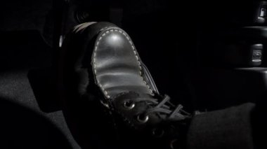 Hızlan ve fren yap. İleriye gitmek için bir arabanın ayak pedalına bas. Hızlandırıcı ve fren pedalı. Sürücü, arabanın gaz pedallarına basarak arabayı sürüyor. içinde araç otomobili