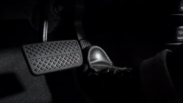 Hızlan Fren Yap Leriye Gitmek Için Bir Arabanın Ayak Pedalına — Stok video