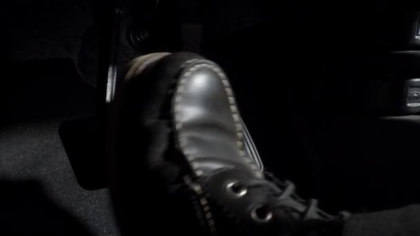 Прискорюйте Гальмуйте Нога Натискає Педаль Ноги Автомобіля Щоб Їхати Вперед — стокове відео