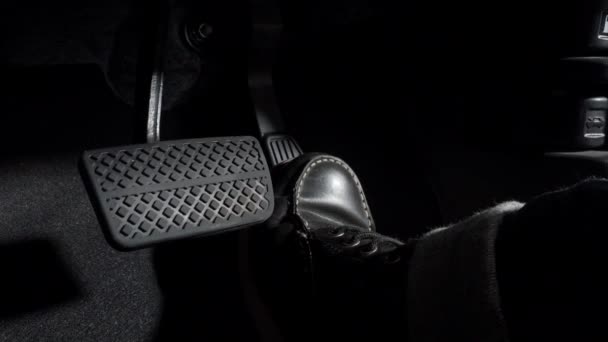 Hızlan Fren Yap Leriye Gitmek Için Bir Arabanın Ayak Pedalına — Stok video