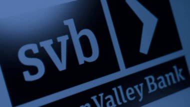 Bangkok Tayland. 15 Mart 2023. SVB Bank logosu. Dijital ekranda Silikon Vadisi Bankası 'nın logosu. 2023 'te Silikon Vadisi Bankası' nın iflası. Silikon Vadisi Bankası Amerika Birleşik Devletleri bankasının ilk 20 'si.