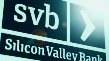 Bangkok Tayland. 15 Mart 2023. SVB Bank logosu. Dijital ekranda Silikon Vadisi Bankası 'nın logosu. 2023 'te Silikon Vadisi Bankası' nın iflası. Silikon Vadisi Bankası Amerika Birleşik Devletleri bankasının ilk 20 'si.