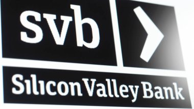Bangkok Tayland. 15 Mart 2023. SVB Bank logosu. Dijital ekranda Silikon Vadisi Bankası 'nın logosu. 2023 'te Silikon Vadisi Bankası' nın iflası. Silikon Vadisi Bankası Amerika Birleşik Devletleri bankasının ilk 20 'si.